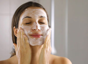 Frecuencia de la limpieza y la exfoliación facial